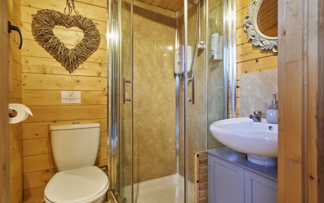 Tranquil Cabin Retreat in Carluke