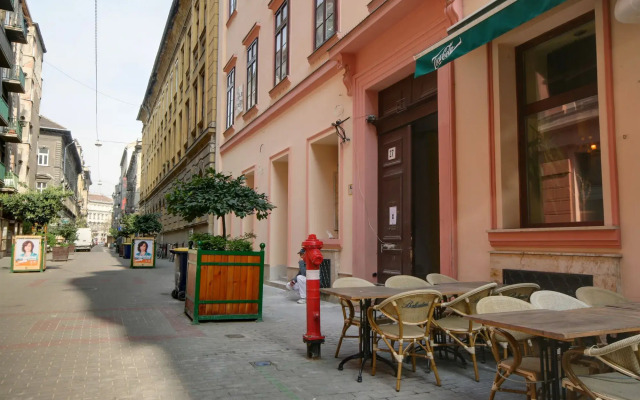 Opera Guesthouse & apartments