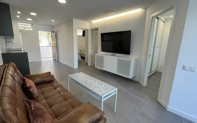 Renovated Apartment by the Beach and Yumbo Centre