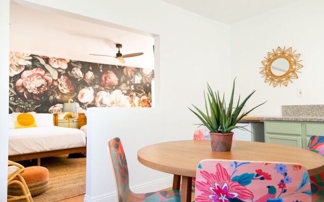 Fleur Noire Hotel - 21 and Over