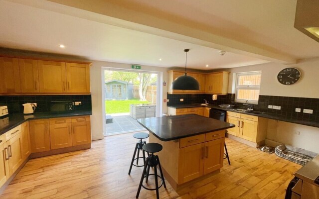 Stunning 8-bed House With Sea & Beach Views