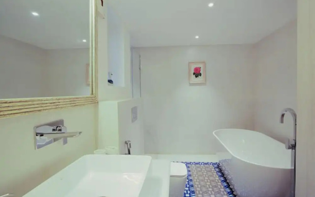Villa Bauhinia - 5bhk With Pool 10 Mins to Beach