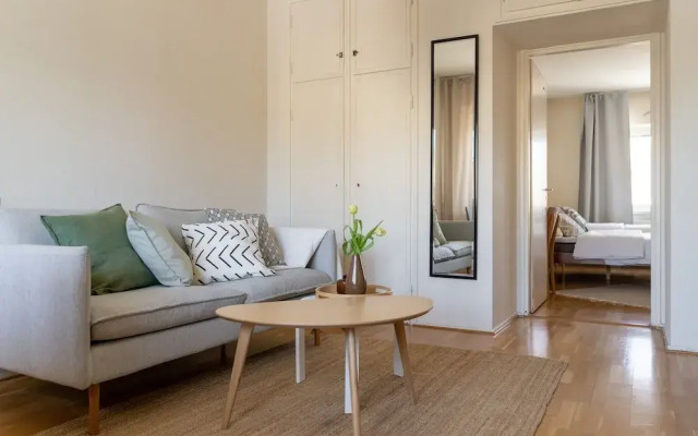 2 Bedroom apartment Steps from the Metro