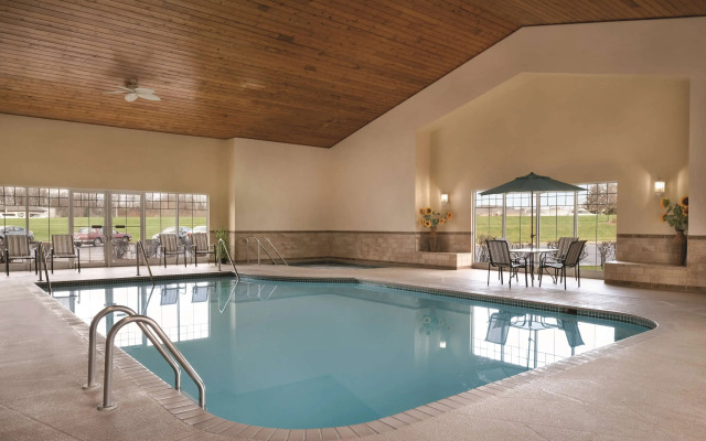 Country Inn & Suites by Radisson, Germantown, WI