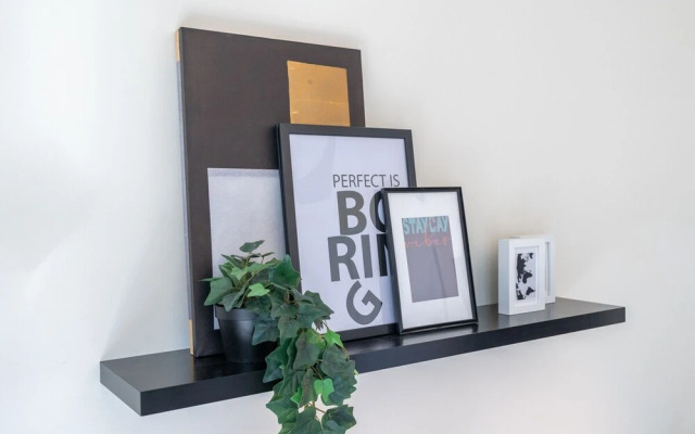 Refined 1BR Retreat in The Point Tower - Marina