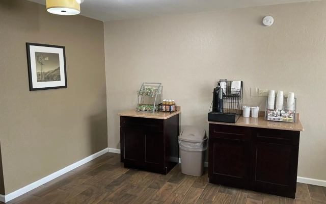 Deluxe Inn & Suites