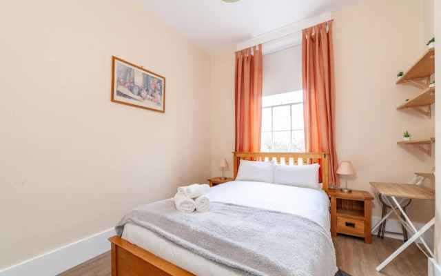 Spacious 3-bed flat by popular Waterloo