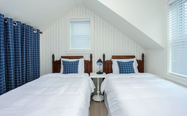 Tasteful 2 Bedroom Suite near Marine Gateway by Elevate Rooms