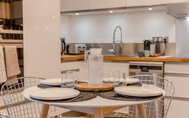SERRENDY Stylish 2-bedroom apartment 1-minute walk to beaches