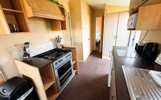 Beachside Caravan Retreat in Lowestoft Sleeps 4