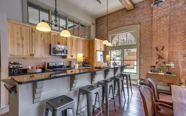 Updated Rustic-chic Condo on Ouray's Main Street!