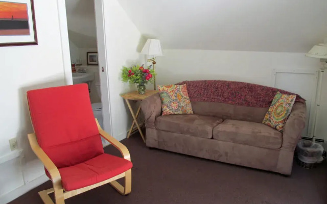 Allen Harbor Breeze Inn & Gardens