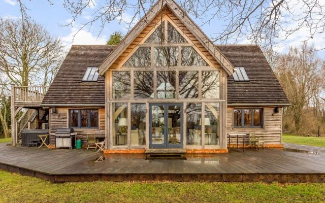 Stunning Lakeside Country Retreat near Cirencester