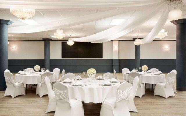 Travelodge by Wyndham Conference Centre & Suites Whitecourt