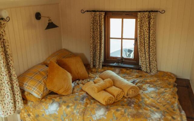 Glamping in Wiltshire in our Luxury Shepherds Hut