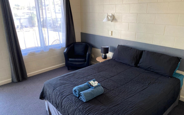 Central Point Motel – Guest Rooms – Mount Isa