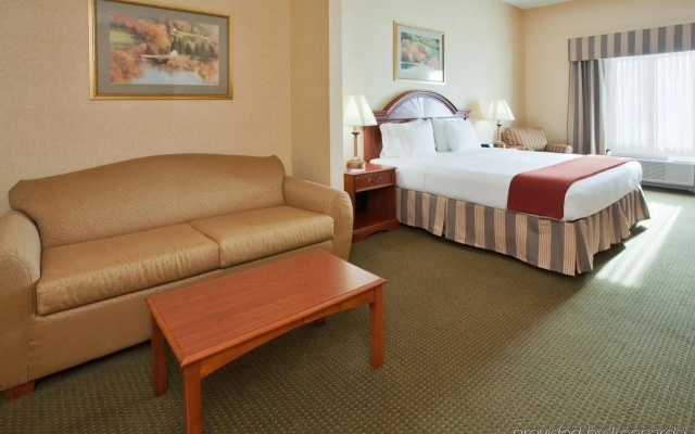 Holiday Inn Express Hotel & Suites Drums by IHG