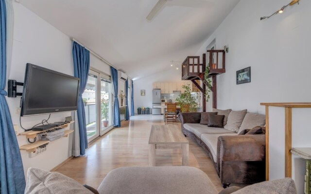 Spacious Apartment w Three Balconies and Parking