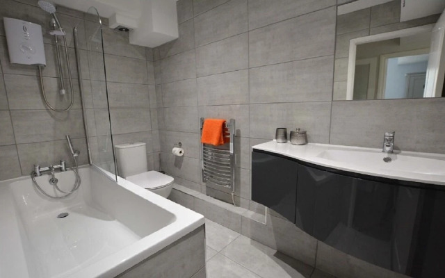 Clifton Court Apt 19 With Heated Pool
