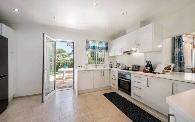 4 Bedrooms Private Pool Close To All Amenities