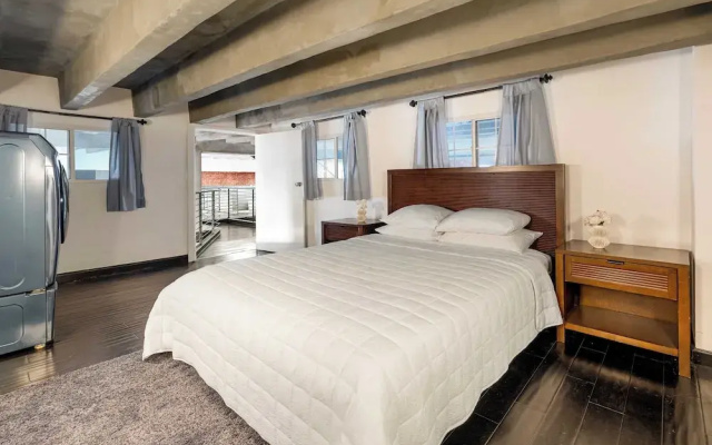 Skyline Lofts by Avantstay: a Multi-level Industrial-chic Retreat in Dtla With Rooftop Views, Soaring Ceilings & Steps to Dining, Music & Culture