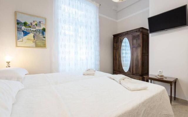 Neoclassical apartment with 2 bedrooms in Piraeus