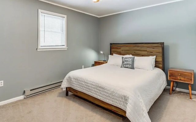 4 Mi to Camelback! Group-friendly Poconos Cabin