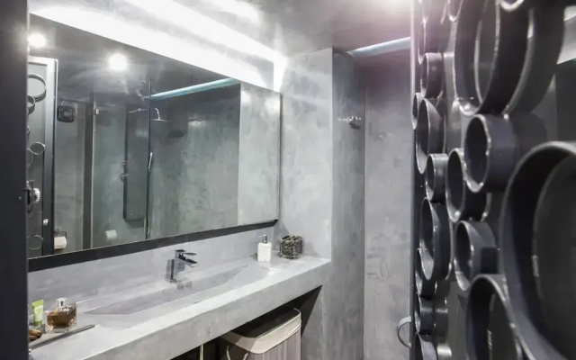 Modern Industrial Apt In Neos Kosmos