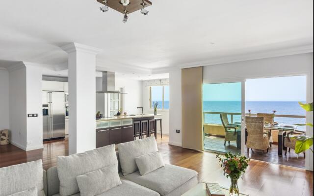 Spacious beach apartment with private parking