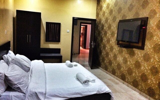 The 09 Club House Lounge And Suites