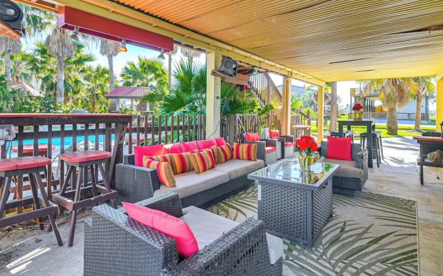 Private Pool, Deck & Patio: Galveston Oasis!