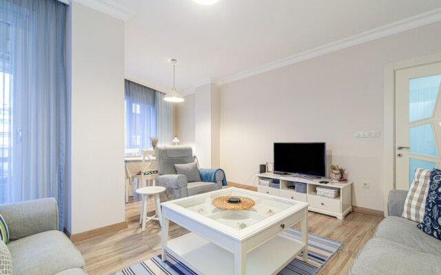 Vibrant and Central Flat With Balcony in Maltepe