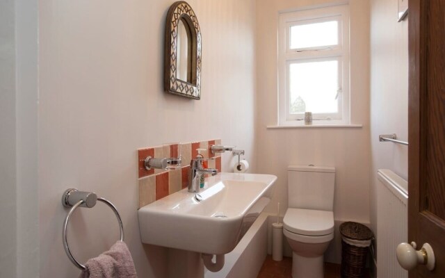 10 Bedroom Home In Glastonbury Beautiful Garden
