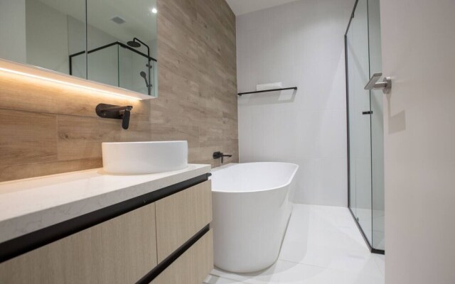 Designer Warm Home@mooneeponds+parking/wifi