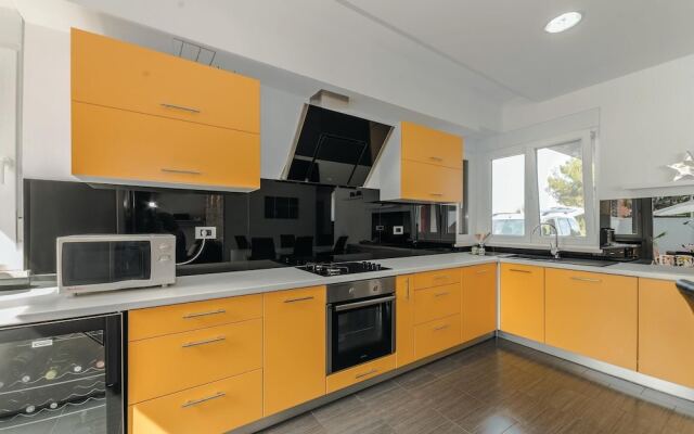 Stunning Home in Vrsi Mulo With Wifi and 4 Bedrooms