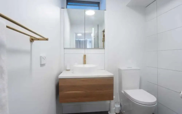 Lovely 1BR Apt in Bicton With Backyard and Parking