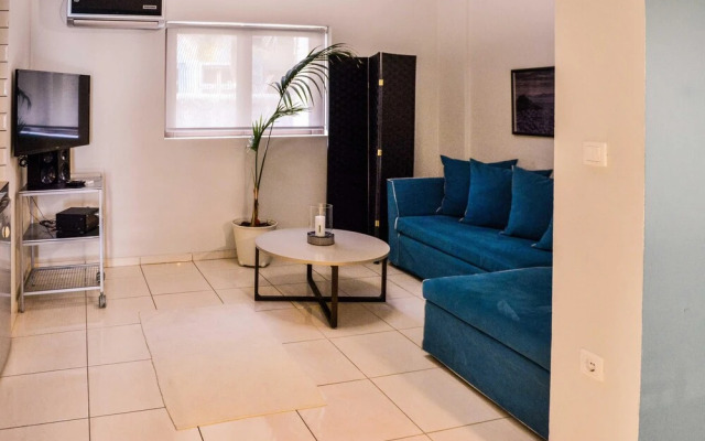 Upscale Studio With Amazing Lush Terrace