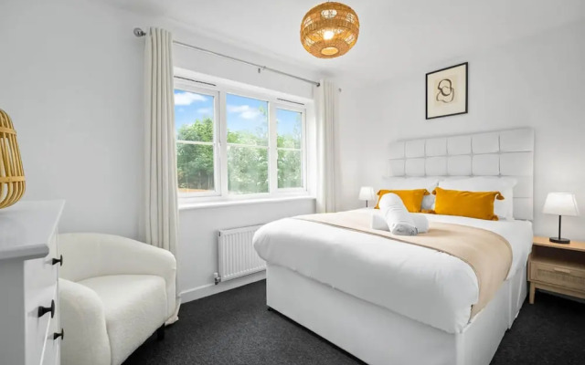 Cute Modern Mews Home in Oldbury