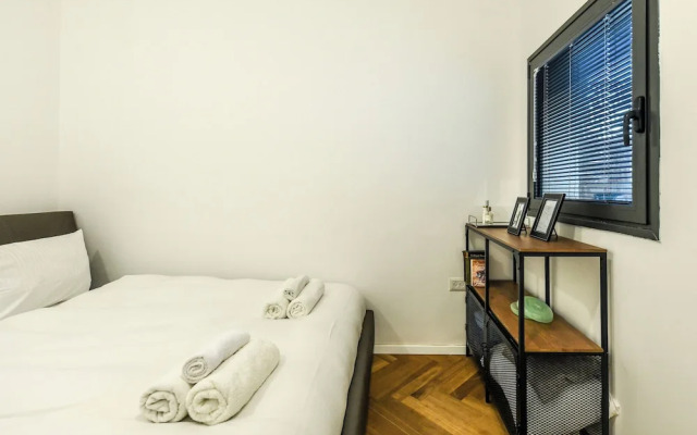 Stylish 3BR Apt with Patio in the City