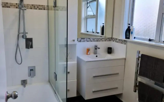 Hidden Gem and Entire Bungalow in Central hutt