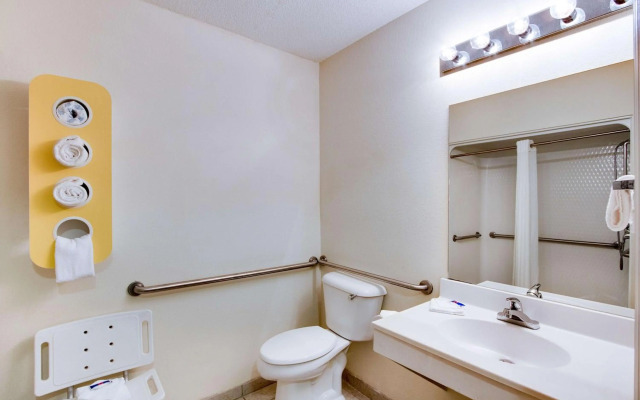 Motel 6 Hinesville, GA