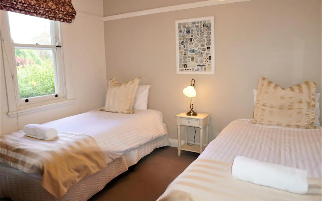 Robin Hill Manor - rambling retreat & tennis court