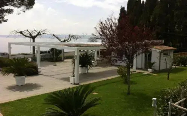 Skipper White Guest House