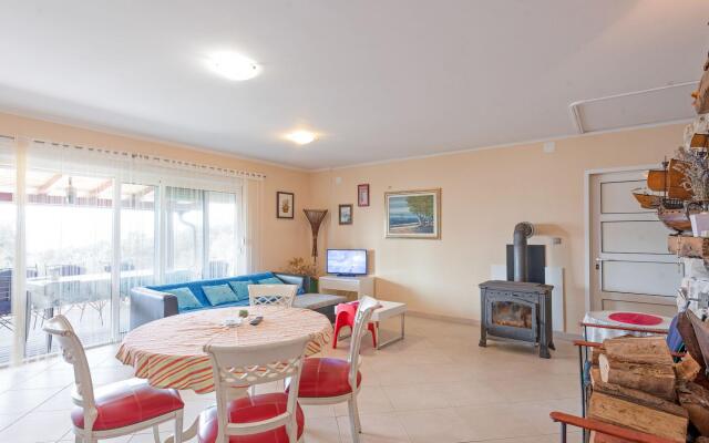 Modern Holiday Home in Mandre with Barbeque