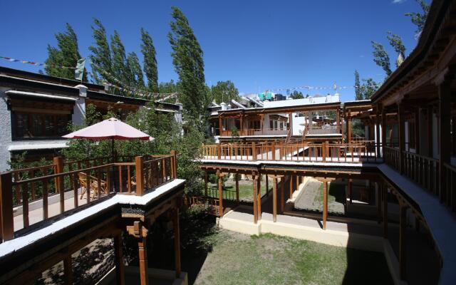 Lha - Ri - Sa Resort