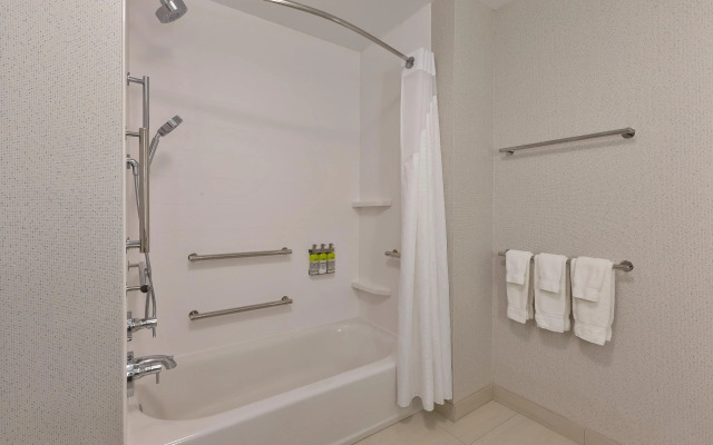 Holiday Inn Express & Suites Milan – Sandusky Area by IHG