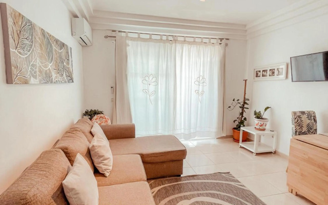 Orland, center of Las Americas LA205