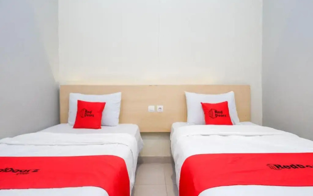 RedDoorz near Stasiun Batang