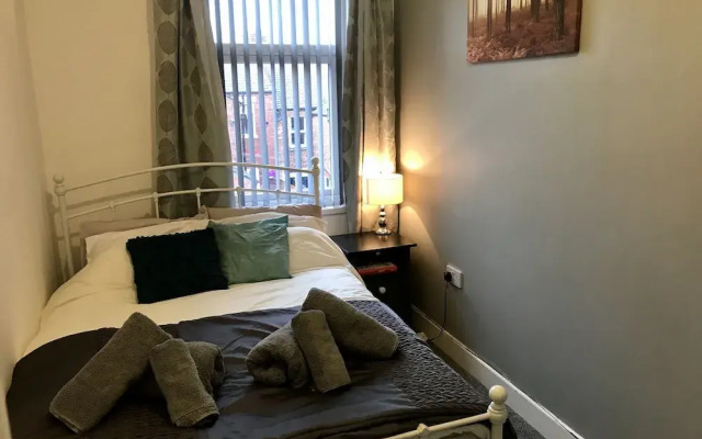 Stylish 3 Bedroom House Only 5 Mins From M6/m58