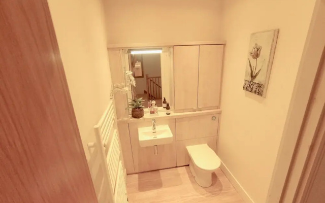 Charming 4 Bedroom Apartment by Royal Botanic Garden